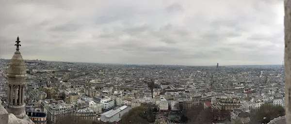 パリ観光一日コースサクレクール寺院からエッフェル塔やパリ市街を望む