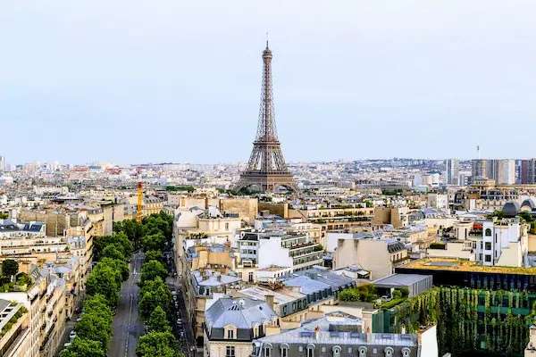 パリ観光一日コース凱旋門から望むエッフェル塔
